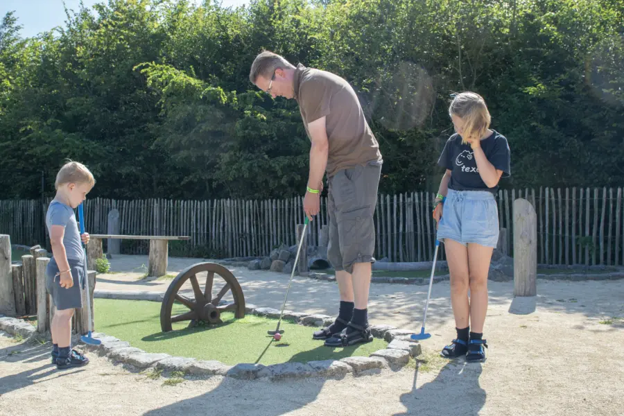 Minigolf spelen op Camping de Meulinge3