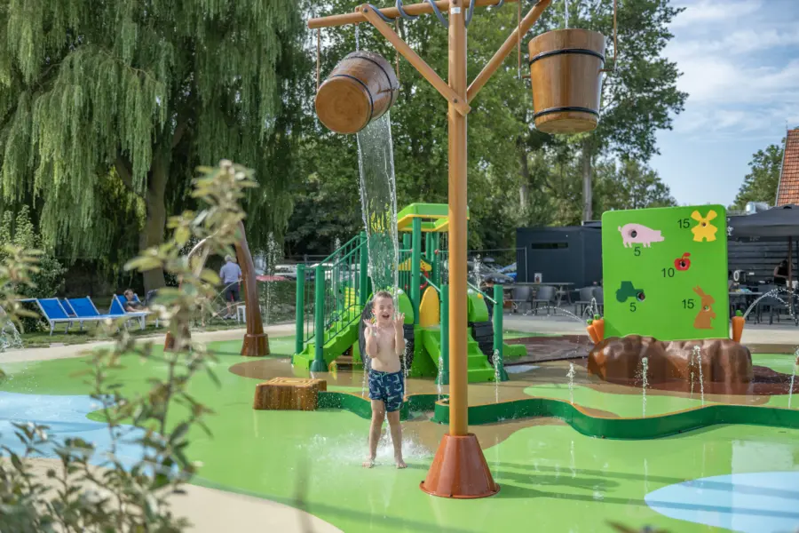 De emmer in de waterspeeltuin kiept om