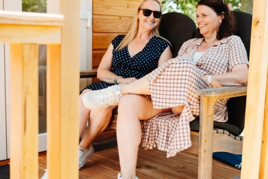 Monique en Marleen voor de pipowagen Gemiddeld