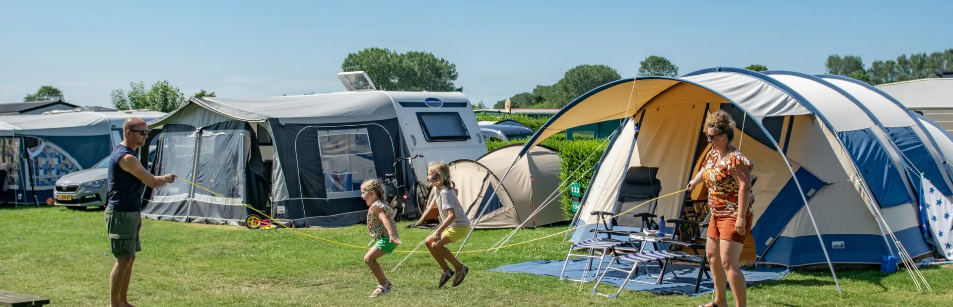 Touwtje springen op de kampeerplaats