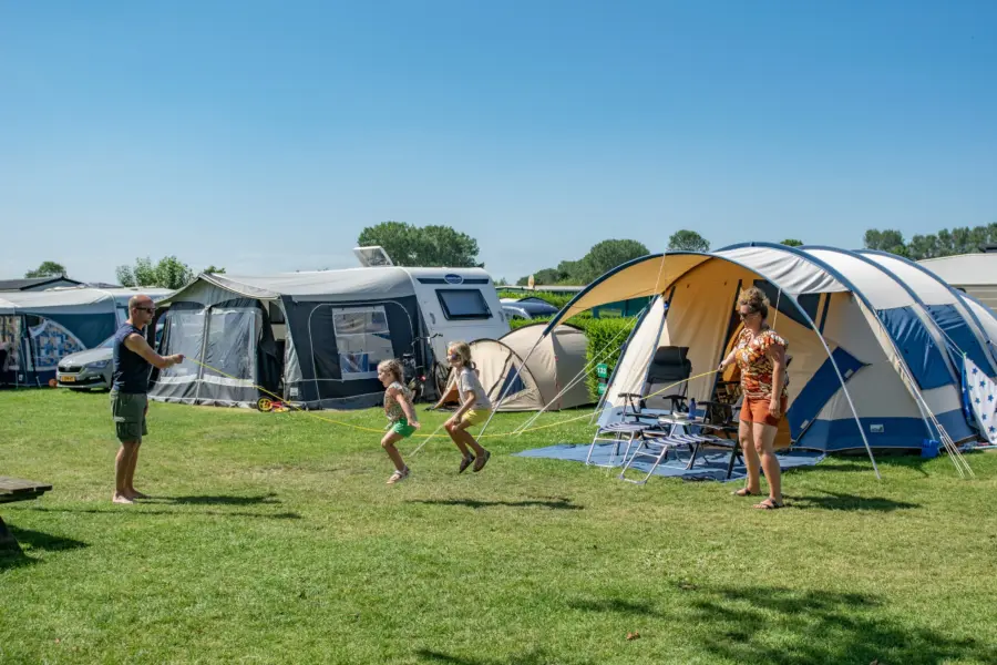 Touwtje springen op de kampeerplaats
