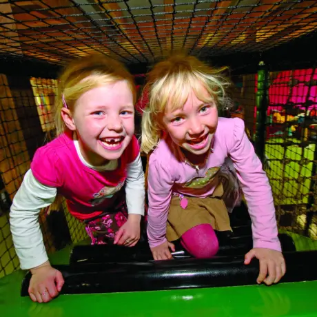 Alle fotos opening binnenspeeltuin WACON 001