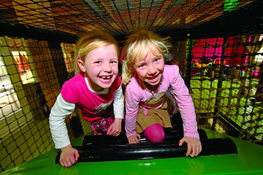 Alle fotos opening binnenspeeltuin WACON 001