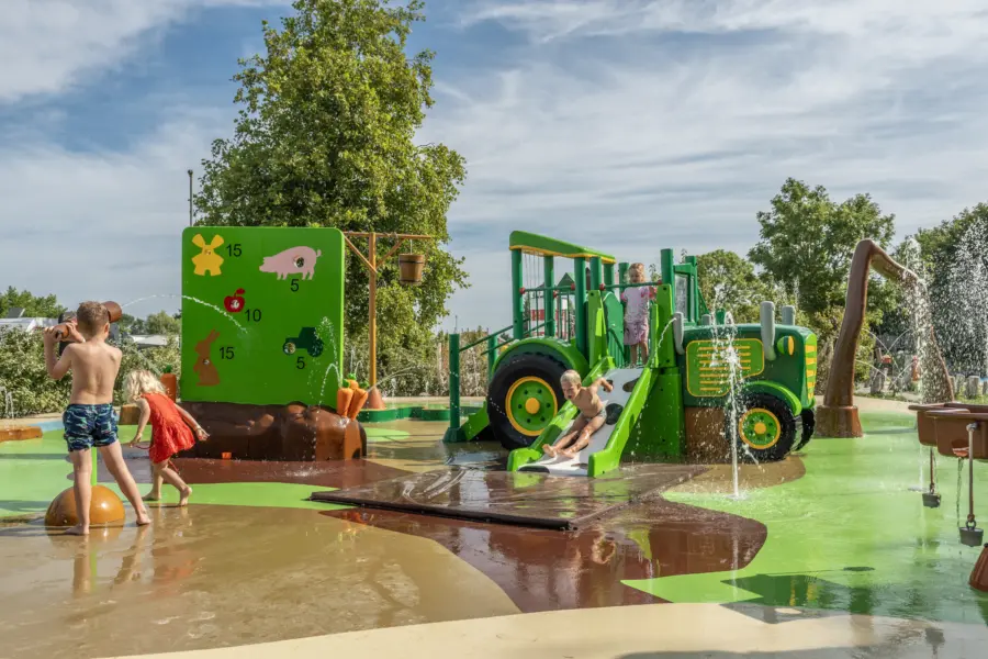 Spelen en glijden in de waterspeeltuin