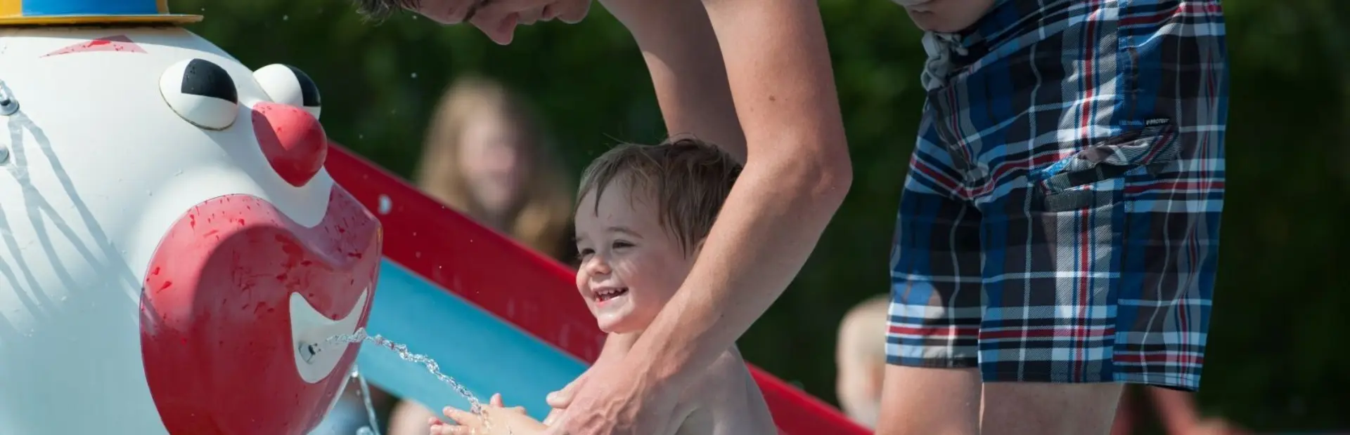 Vader en zoon kleuterbad