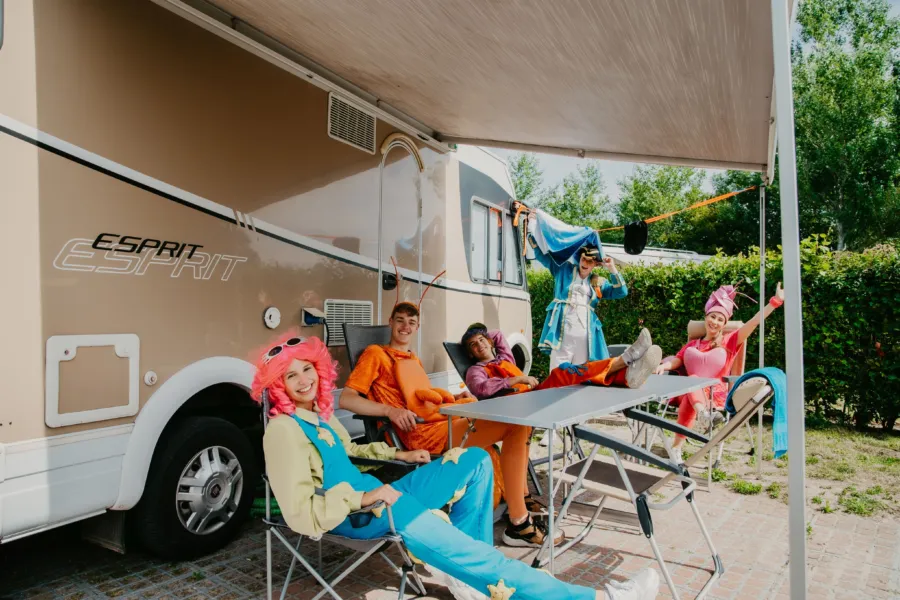 Friends bij camper Julianahoeve 2022