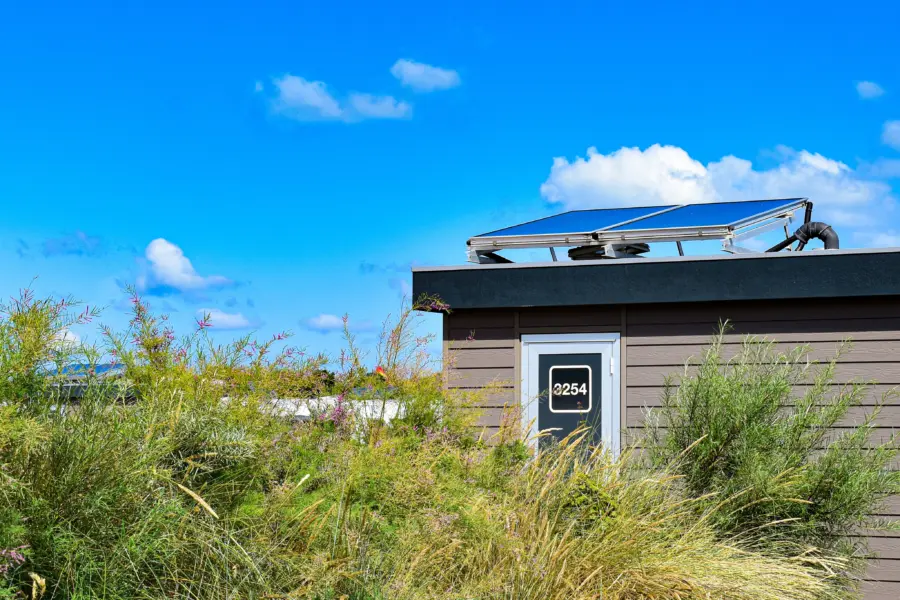 zonnepanelen sanitairgebouw social