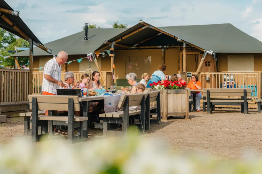 Familie bij safaritenten op Camping Julianahoeve in Renesse, Zeeland