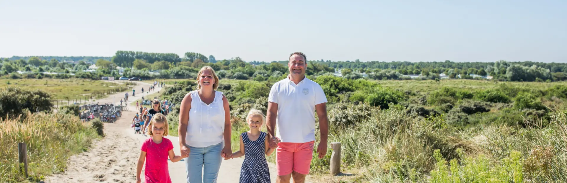 Strandwandeling familie
