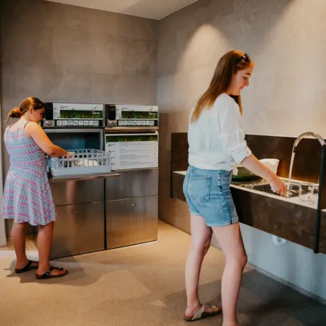 Afwassen in sanitargebouw 2022