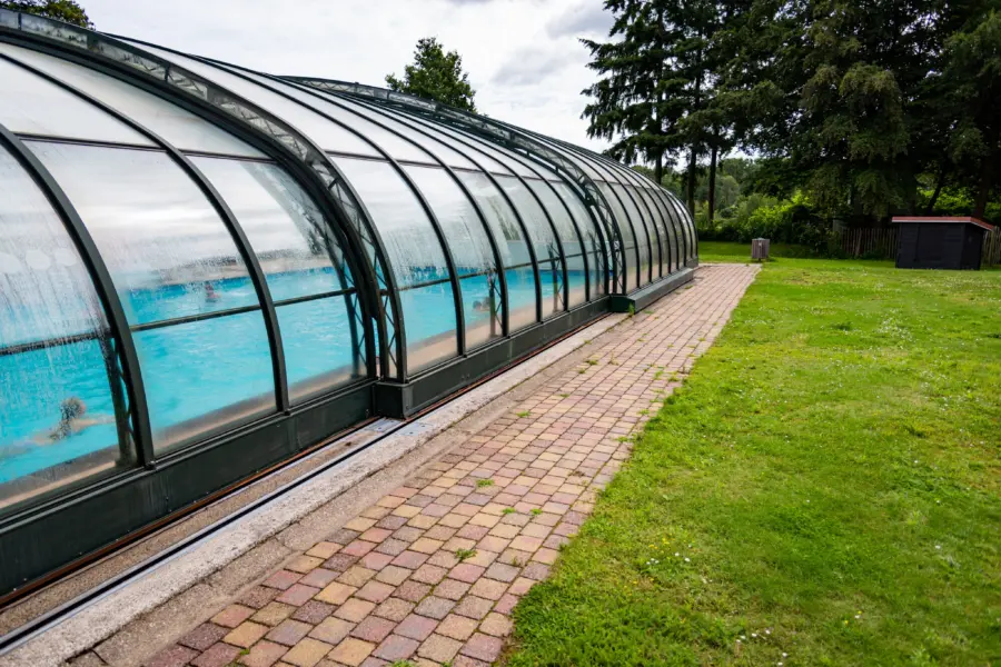 Zwembad buitenkant met dag dicht