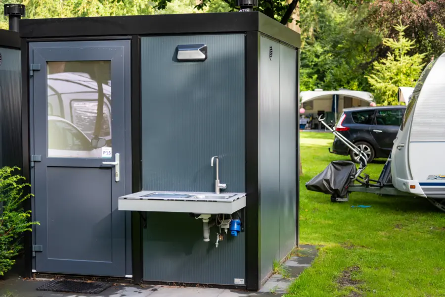Kamperen Comfortplaats met privé sanitair Buiten 2