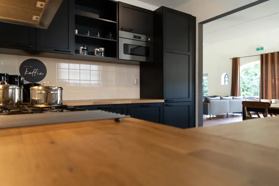 Groepsaccommodatie Kapshoeve interieur keuken zithoek