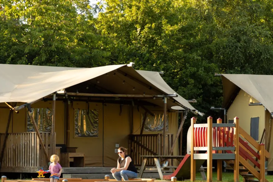 Safaritent Vogelkers Kaps kampeerveld met speeltoestel