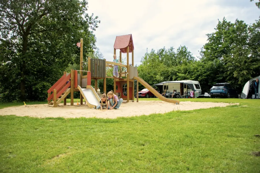 Pinksterbloem vakantiepark Kaps spelen kinderen