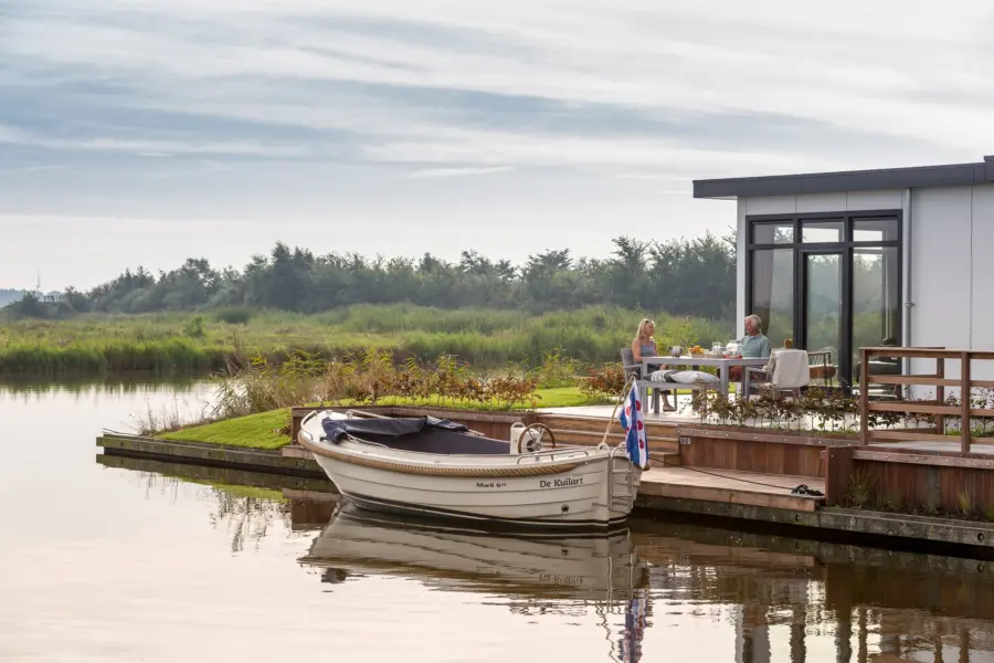 Kuilart huisje aan water