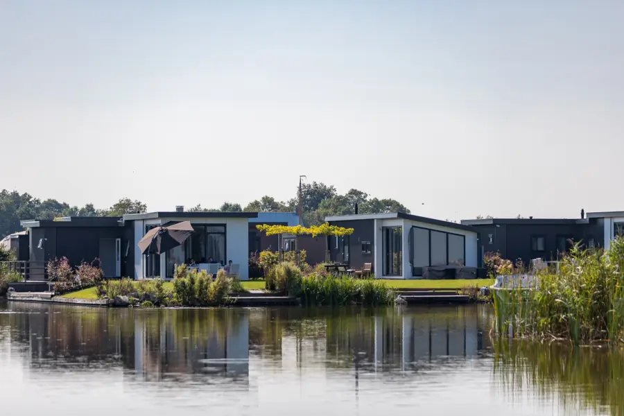 Kuilart huisjes aan het water