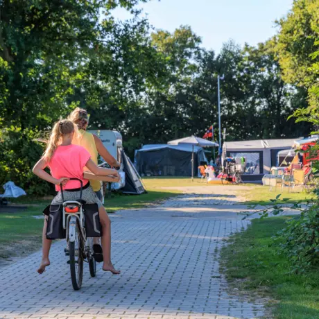 KL kamperen Comfort kampeerplaats fietsen kind 2