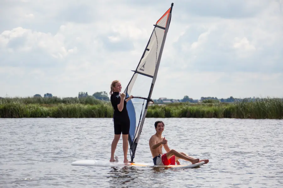 Kinderen windsurfen