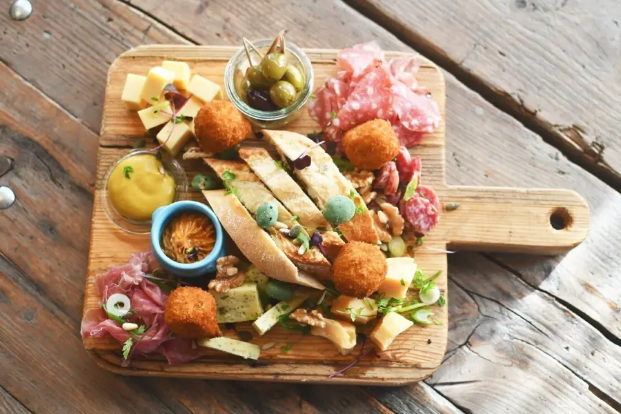 Borrelplank de Meerpaal