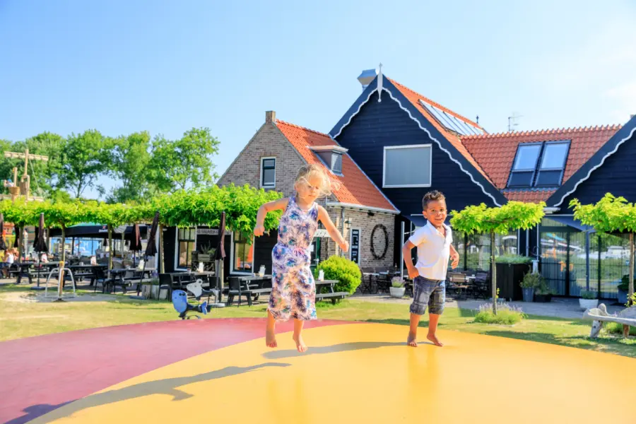 Kinderen op springkussen Meerpaal