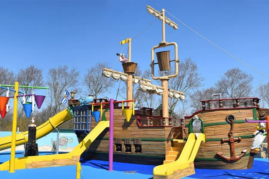 Foto waterspeelschip zwemmen