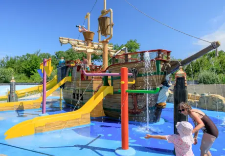 Ruime waterspeeltuin voor families op Vakantiepark De Meerpaal in Zeeland