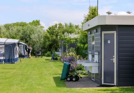 Ruime kampeerplaats met privé sanitair op Vakantiepark De Meerpaal in Zeeland