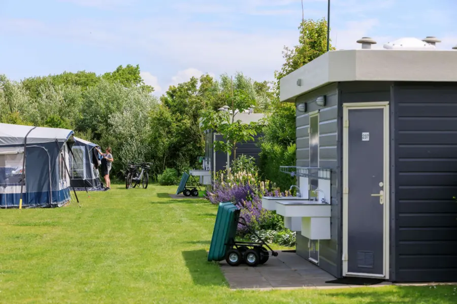 MP kamperen Luxe Comfortplaats buiten privé sanitair 4 HR