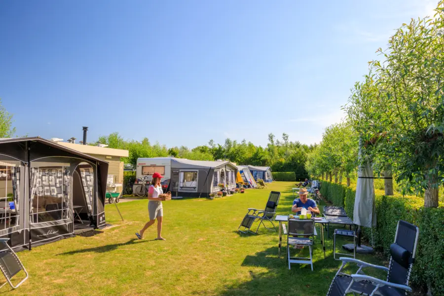Ruime kampeerplaats met voortent en privé sanitair op Vakantiepark de Meerpaal