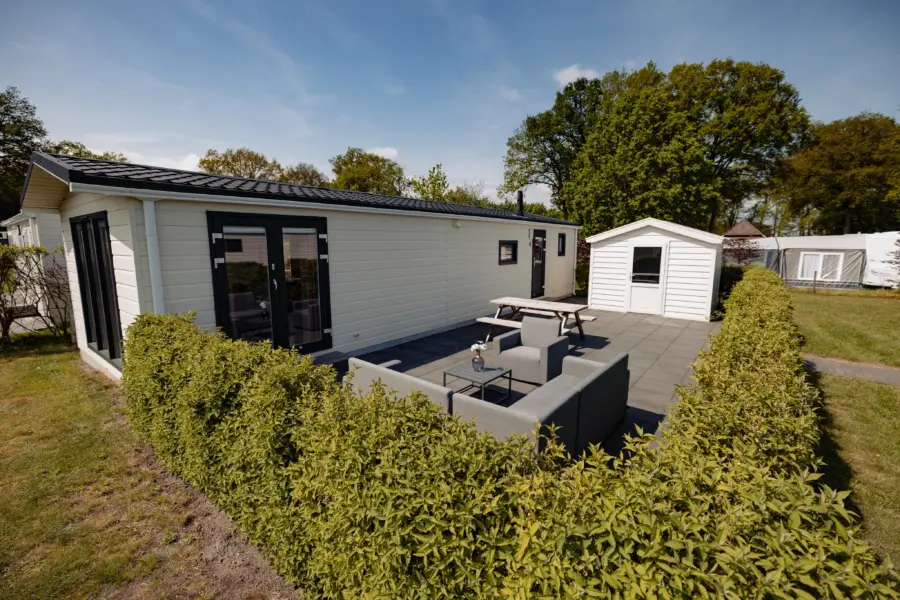 Dalkruid vooraanzicht met terras