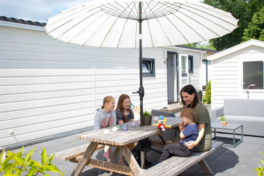 Gezin terras Dalkruid lachend