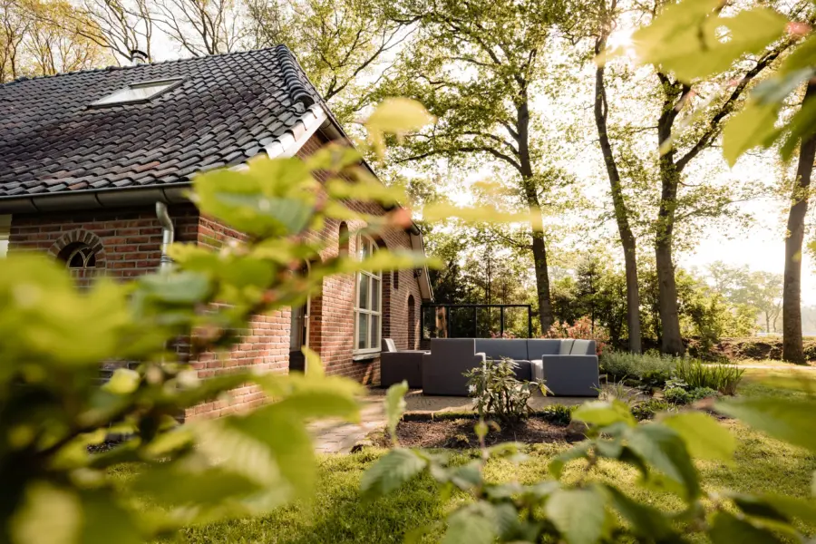 Jachthuis - aanzicht door bosjes