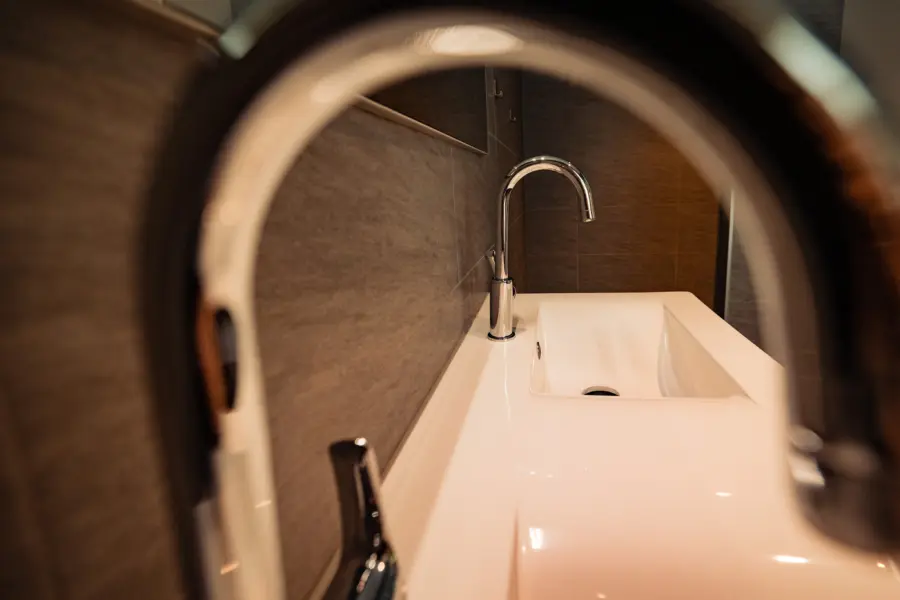 Jachthuis -wastafel badkamer 2