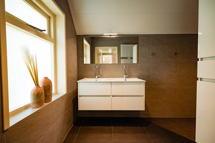 Jachthuis wastafel badkamer