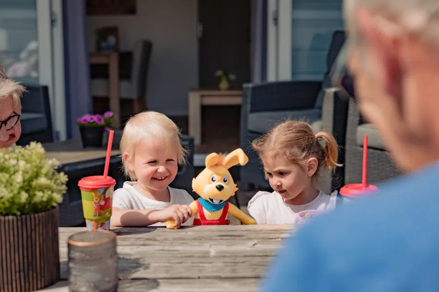Lodge 4 pers kinderen aan picknicktafel 282 29