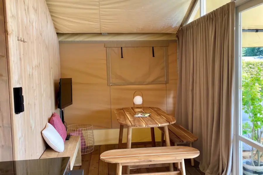 Binnen tafel vanaf keuken gezien