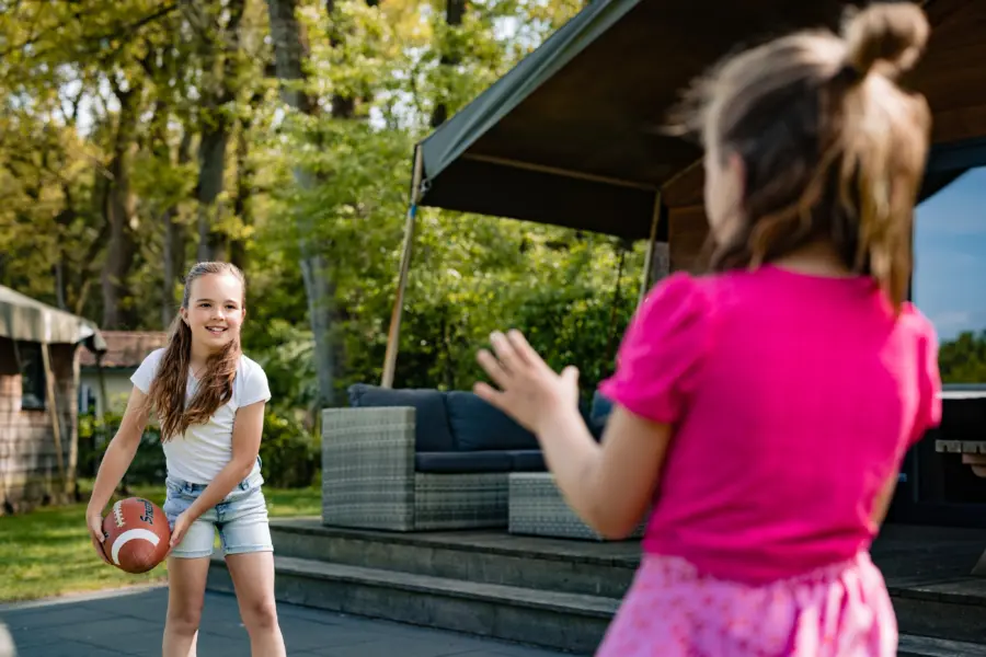 Safarilodge meisjes spelen met een bal