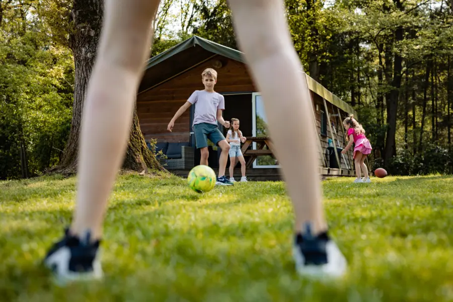 Safarilodge voetbal spelen voor de tent
