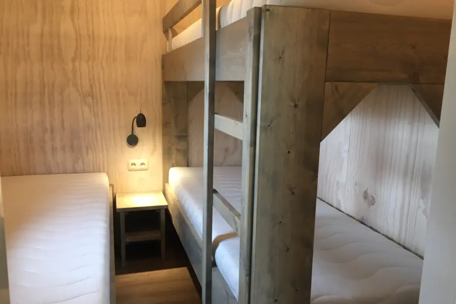 Safarilodge slaapkamer stabelbed en 1 pers bed