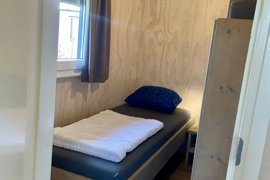 Safarilodge binnenkant 1 pers bed