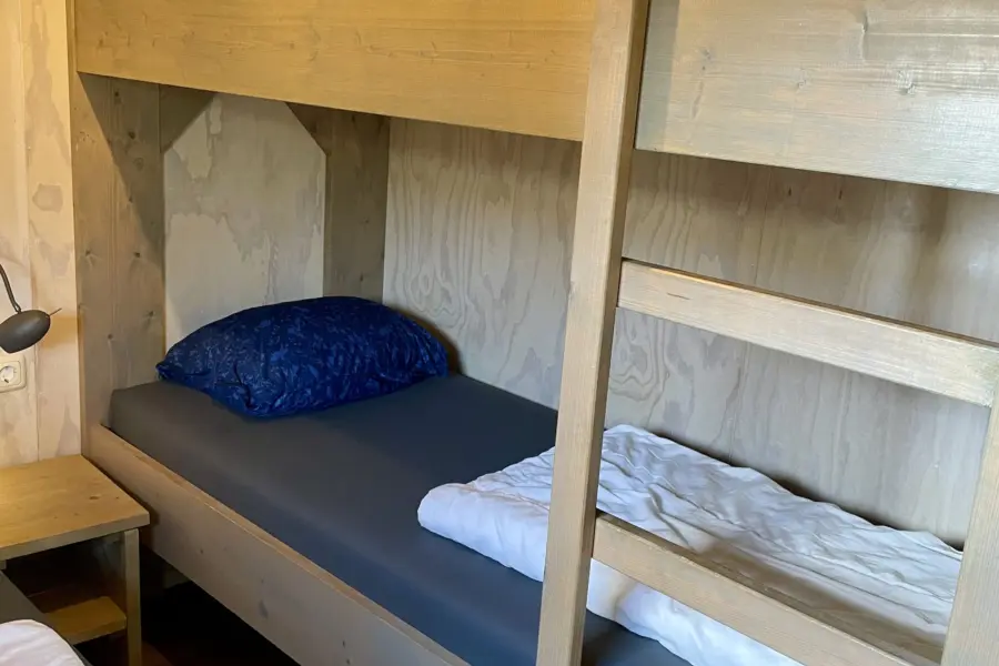 Safarilodge binnenkant stpelbed