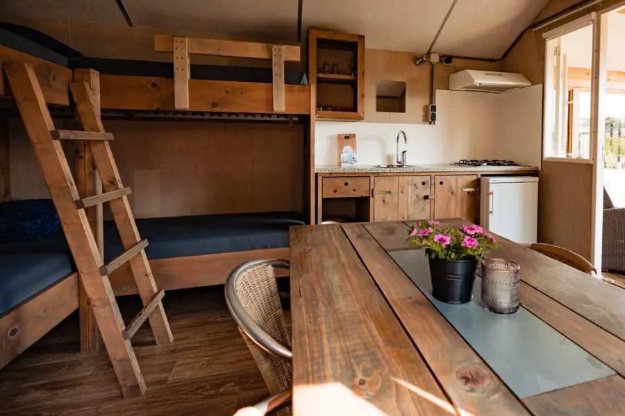 Luxe kampeerhut eettafel 4