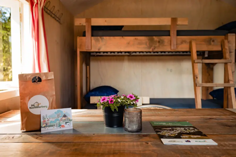 Luxe kampeerhut- eettafel met welkomstpakket