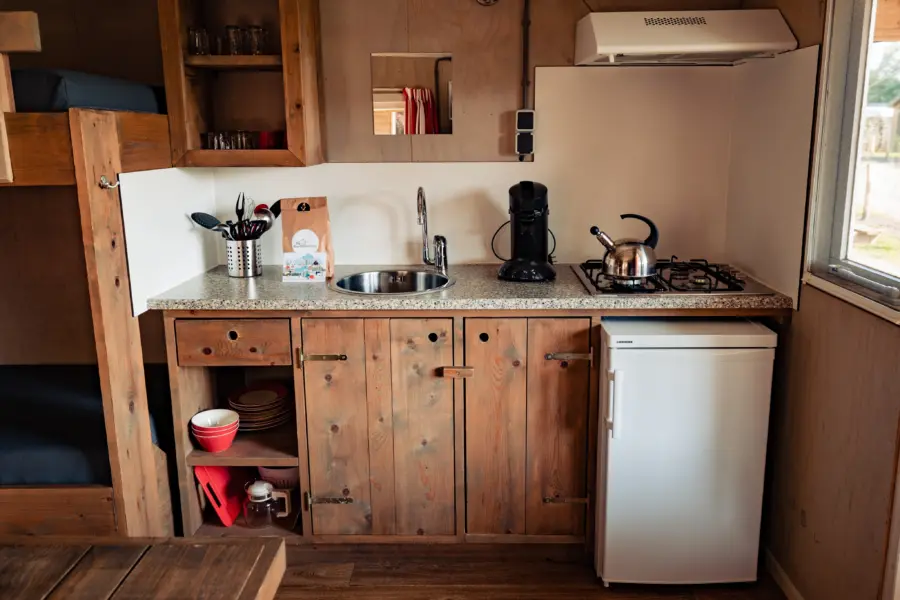Luxe kampeerhut keuken