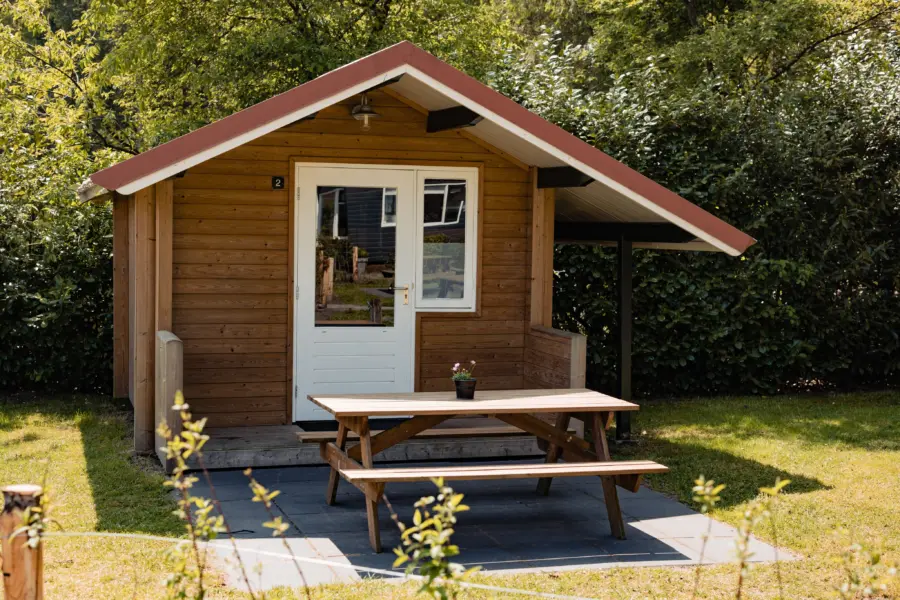 kampeerhut - voorkant met picknicktafel