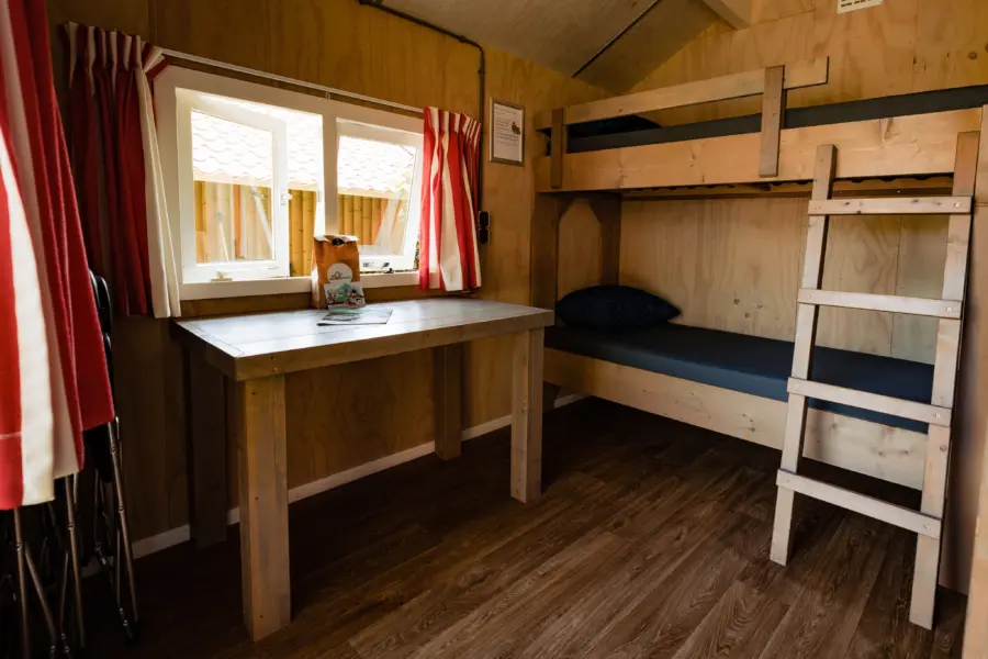 Kampeerhut- eetafel met welkomstpakket