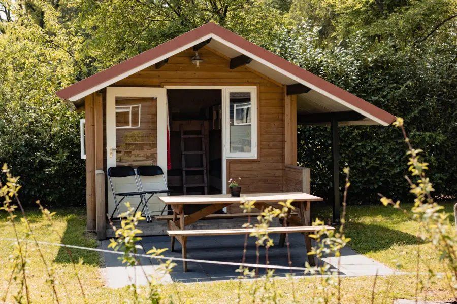 kampeerhut- picknicktafel