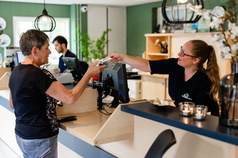 Receptie mandy helpt oudere gast 1c5a8431