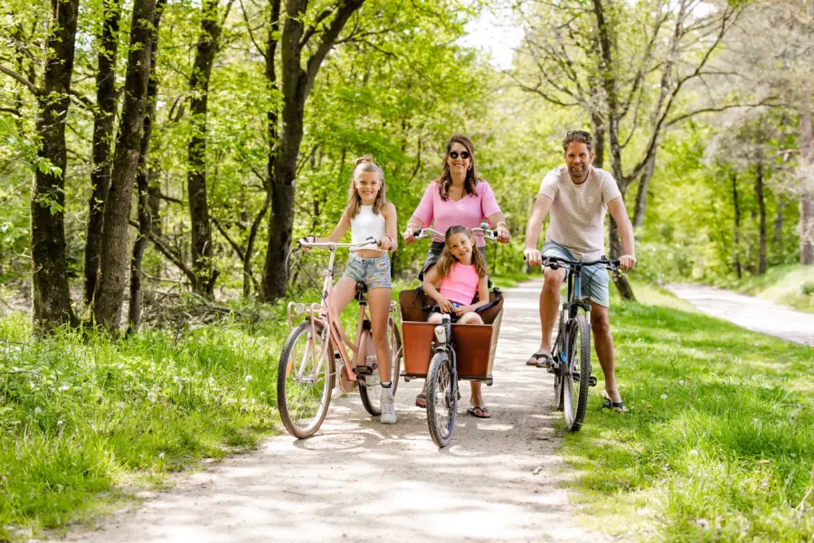 Omgeving- gezin op de fiets